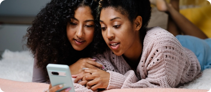 dos mujeres en el teléfono